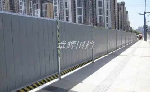 簡易圍擋是否容易被污染和損壞？