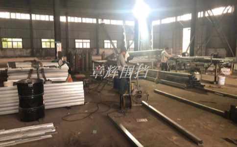 如何利用防風(fēng)帶和地釘?shù)仍O(shè)備和材料，增強(qiáng)簡(jiǎn)易圍擋的抗風(fēng)和穩(wěn)定性，使其符合相關(guān)標(biāo)準(zhǔn)和規(guī)定要求？（利用防風(fēng)帶與地釘實(shí)現(xiàn)簡(jiǎn)易圍擋抗風(fēng)穩(wěn)定標(biāo)準(zhǔn)化）