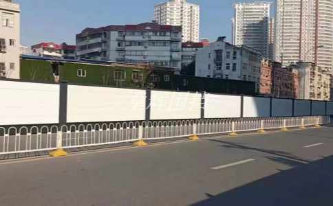 簡(jiǎn)易圍擋在城市軌道交通系統(tǒng)建設(shè)中的應(yīng)用效果如何？（城市軌道交通系統(tǒng)中簡(jiǎn)易圍擋的隔離和安全保護(hù)作用）