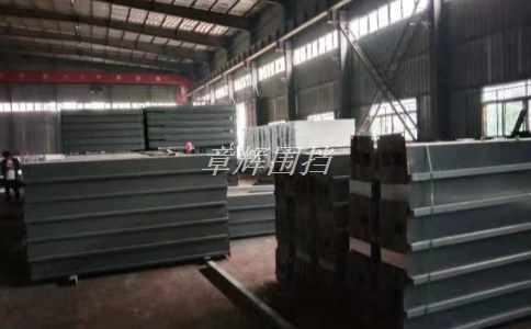 如何通過加強(qiáng)生產(chǎn)監(jiān)管和質(zhì)量檢測(cè)，確保簡(jiǎn)易圍擋符合相關(guān)安全標(biāo)準(zhǔn)和規(guī)定？（加強(qiáng)生產(chǎn)監(jiān)管確保簡(jiǎn)易圍擋符合安全標(biāo)準(zhǔn)）